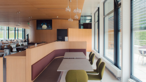 JLC CAFET 20MM 3 TISCHE UND KLEIDERBÜGEL